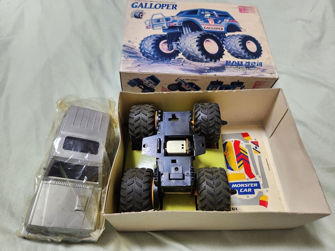 三菱パジェロ(ヒュンダイギャロッパー)ワイルドミニ4駆　アカデミー模型製　未組立