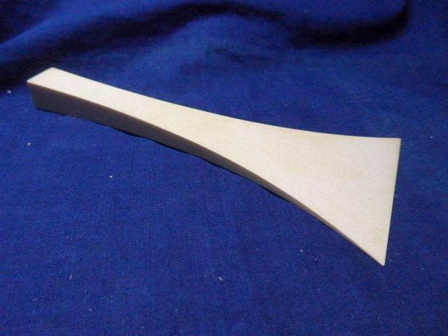 三味線の乳白色の撥です。目だつ傷はありませんが大変古いものです