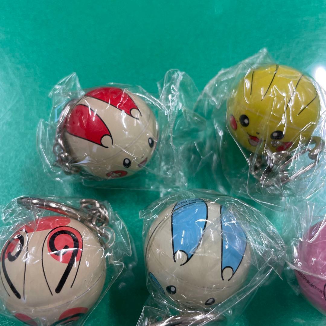 ポケットモンスター 共同ガチャポン　くるくるポケモンキーホルダー全7個とポワルン