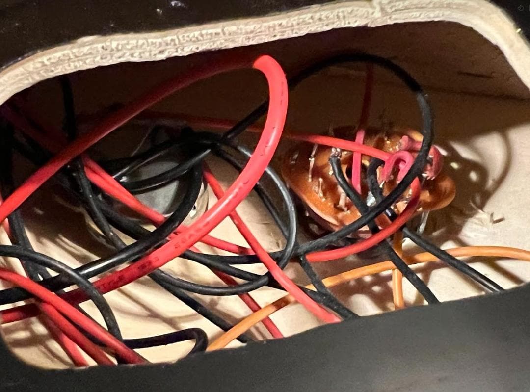 ノーブランド　ES335タイプセミホロウ（ｆホール無し）ギター傷多め・不具合無し