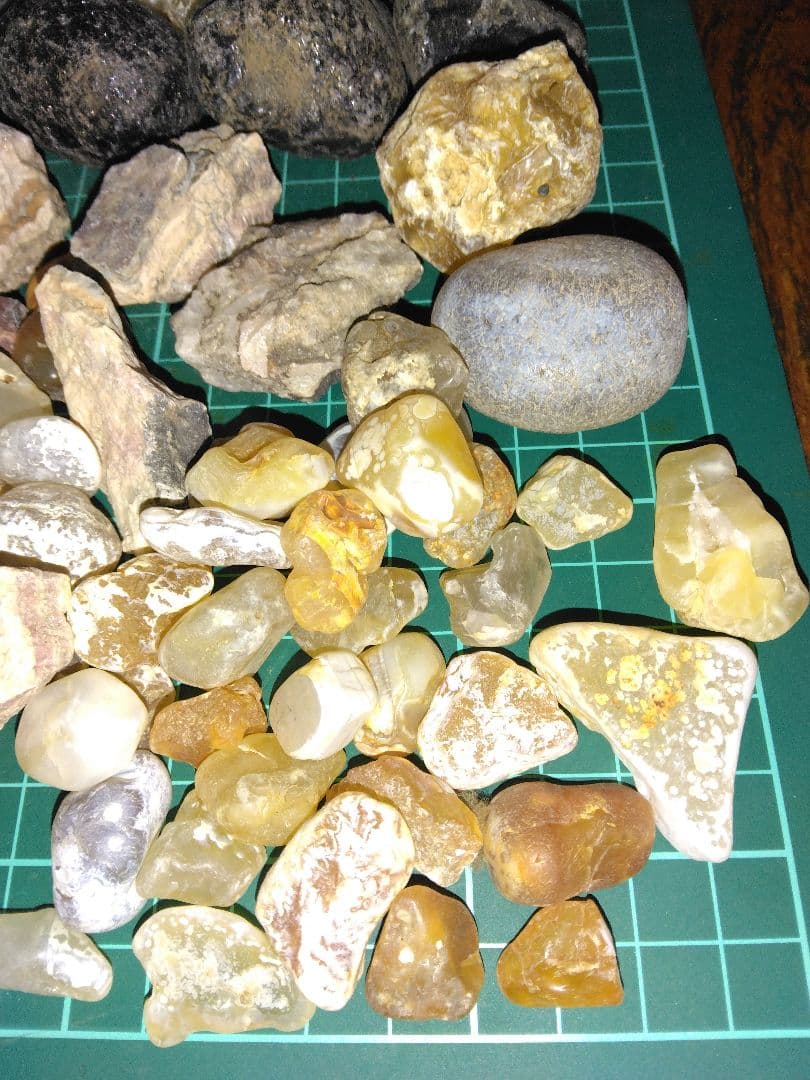 KARAKURI購入予定品　北海道産鉱物標本　鉱物　瑪瑙　稲倉石　原石