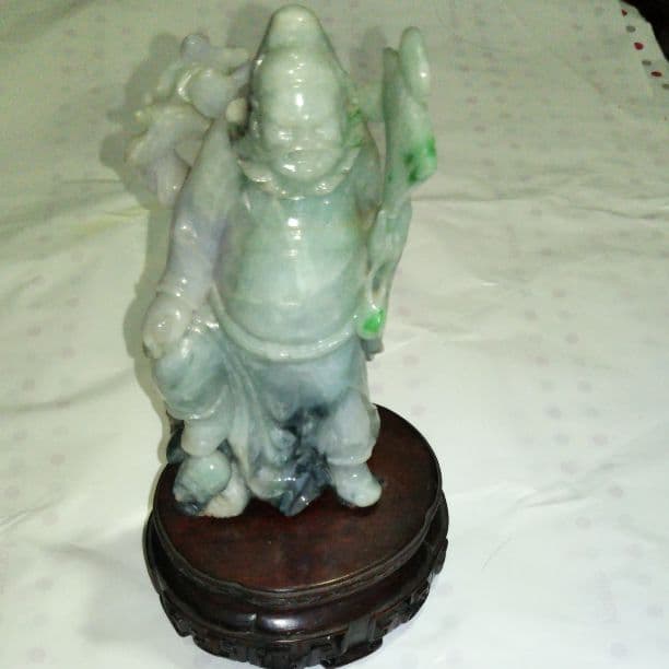 ヒスイの彫り神像