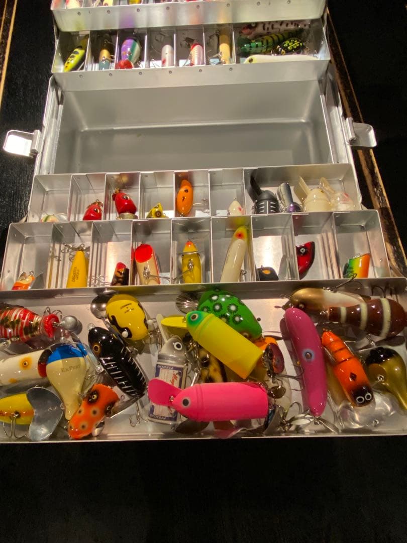 トップウォータールアーとタックルボックス
