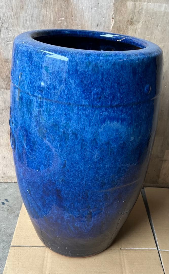 青い陶器の円筒形花瓶