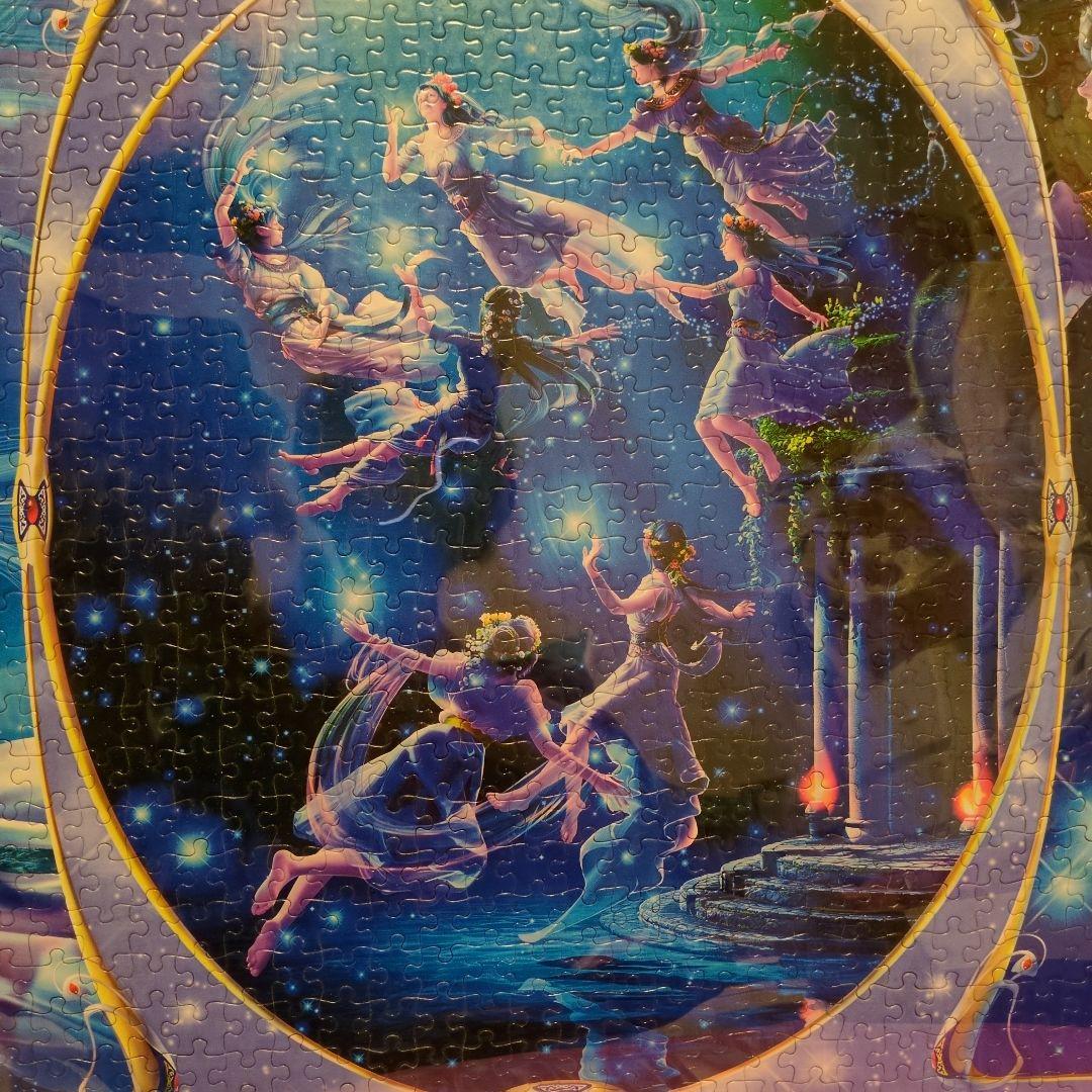 ジグソーパズル。暗闇で光る。