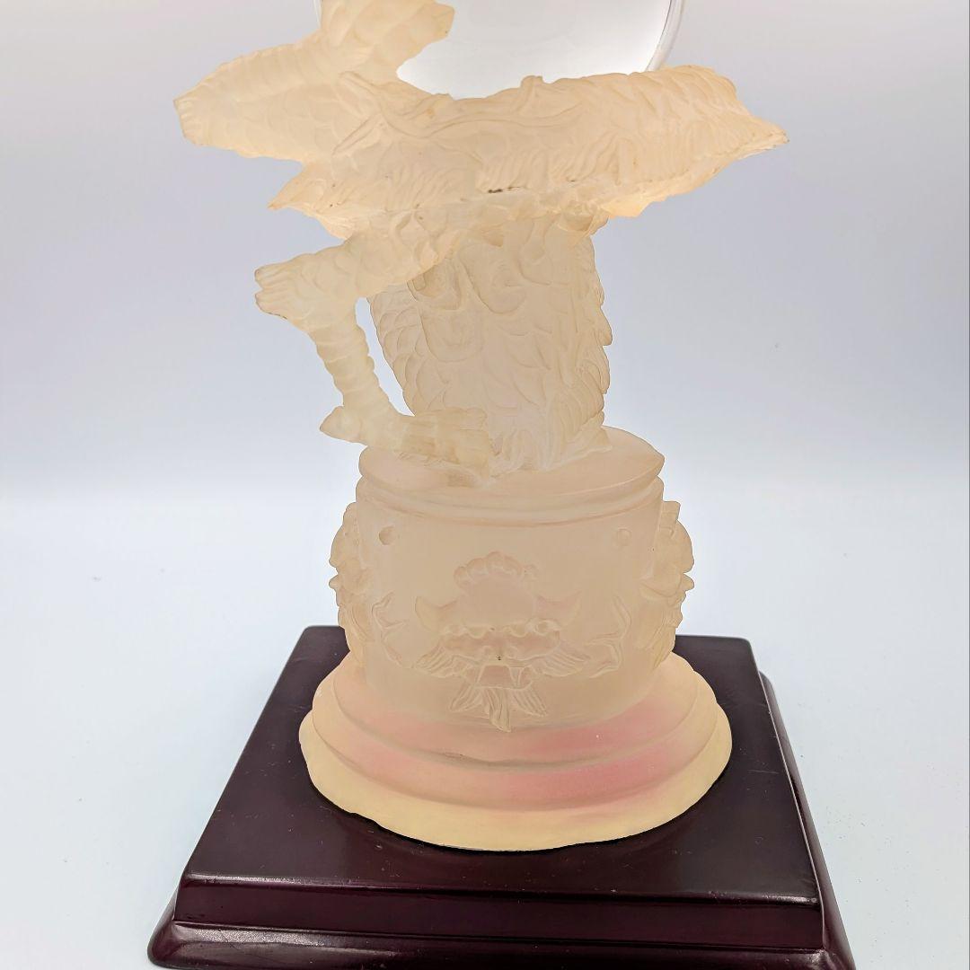 【風水・縁起物】開運龍の大型置物　水晶玉を抱える龍　台座付き