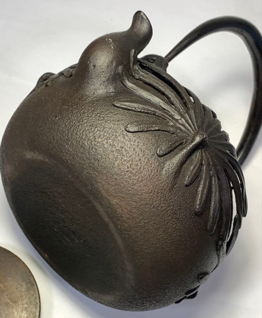 金龍堂造 高肉彫菊花文 鉄瓶 銀象嵌持手 蓋つまみ純銀 在銘