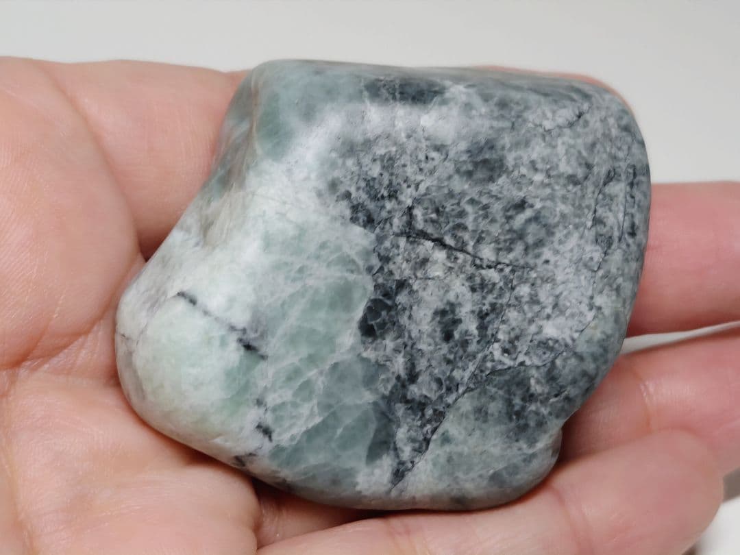 糸魚川157 翡翠 134g ヒスイ 原石 鑑賞石 自然石 誕生石 鉱物 鉱石