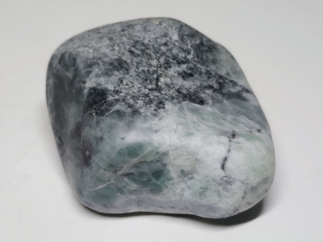 糸魚川157 翡翠 134g ヒスイ 原石 鑑賞石 自然石 誕生石 鉱物 鉱石