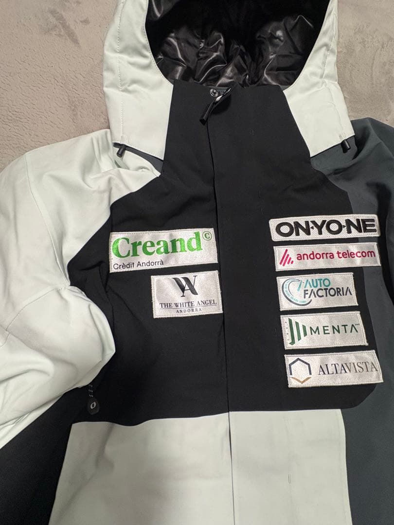 オンヨネ　 スキーウェア フード付き