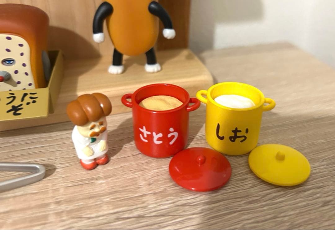 パンどろぼう　フィギュアセット(食パン型飾り台)