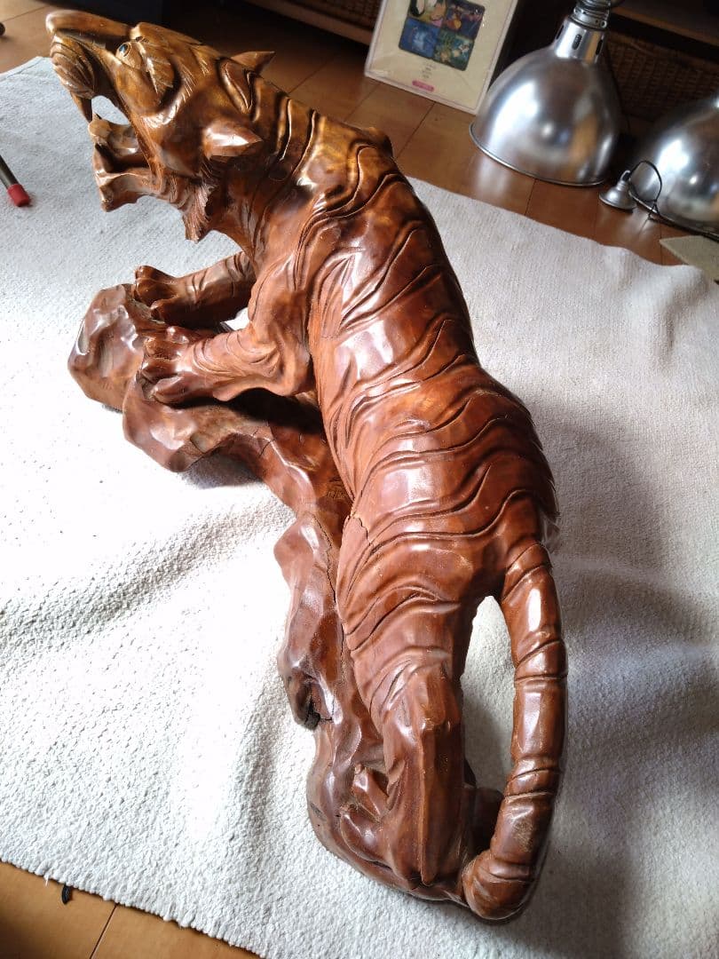 【美品 中古品】 虎の彫刻 木彫り 天然木 木製虎の彫刻 置物