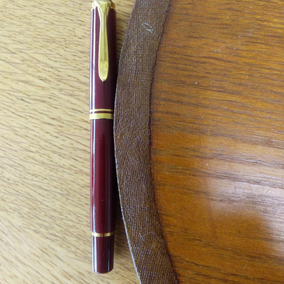 赤色の金属製万年筆