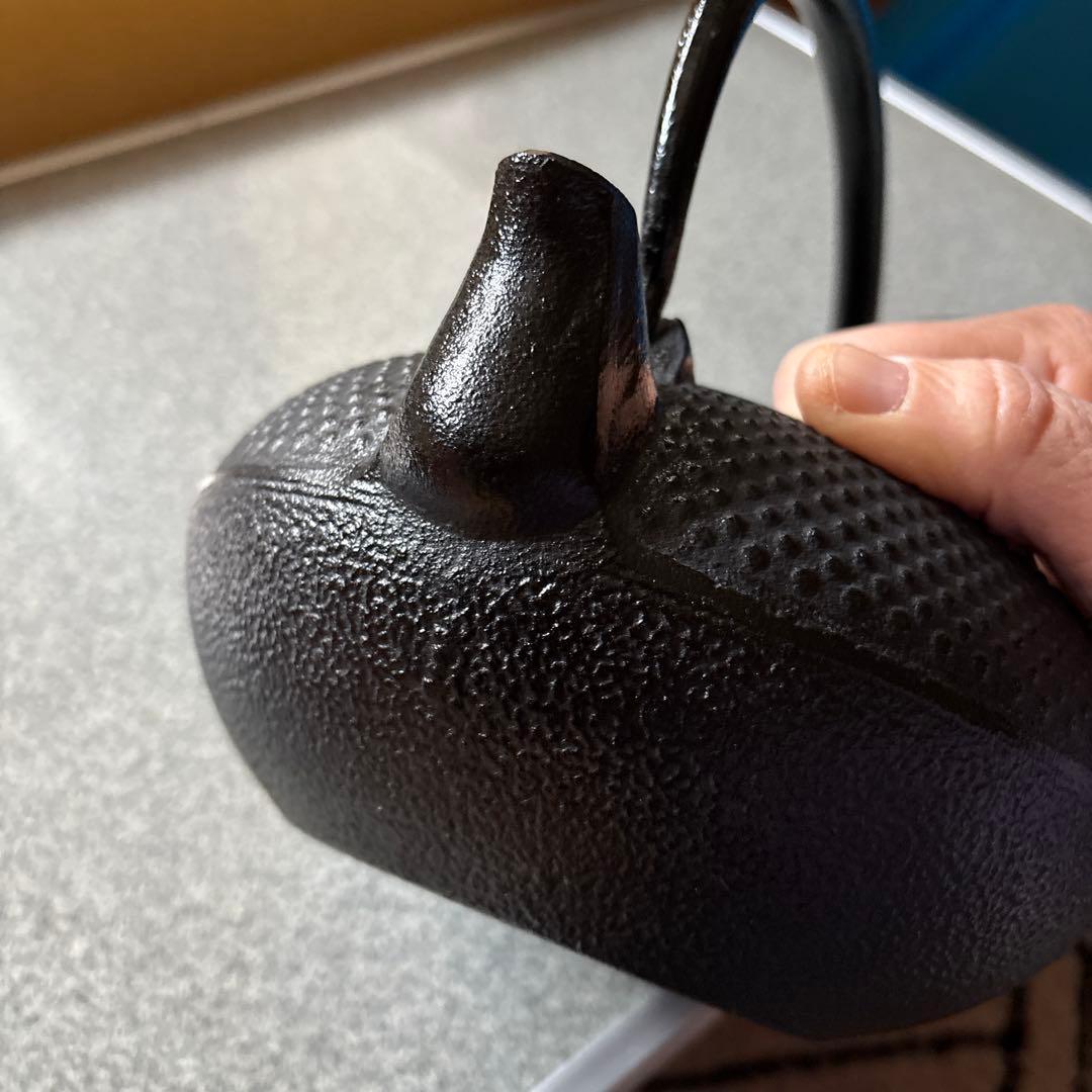 黒い点状模様の大きな鉄瓶、鉄器 18×20×20cm