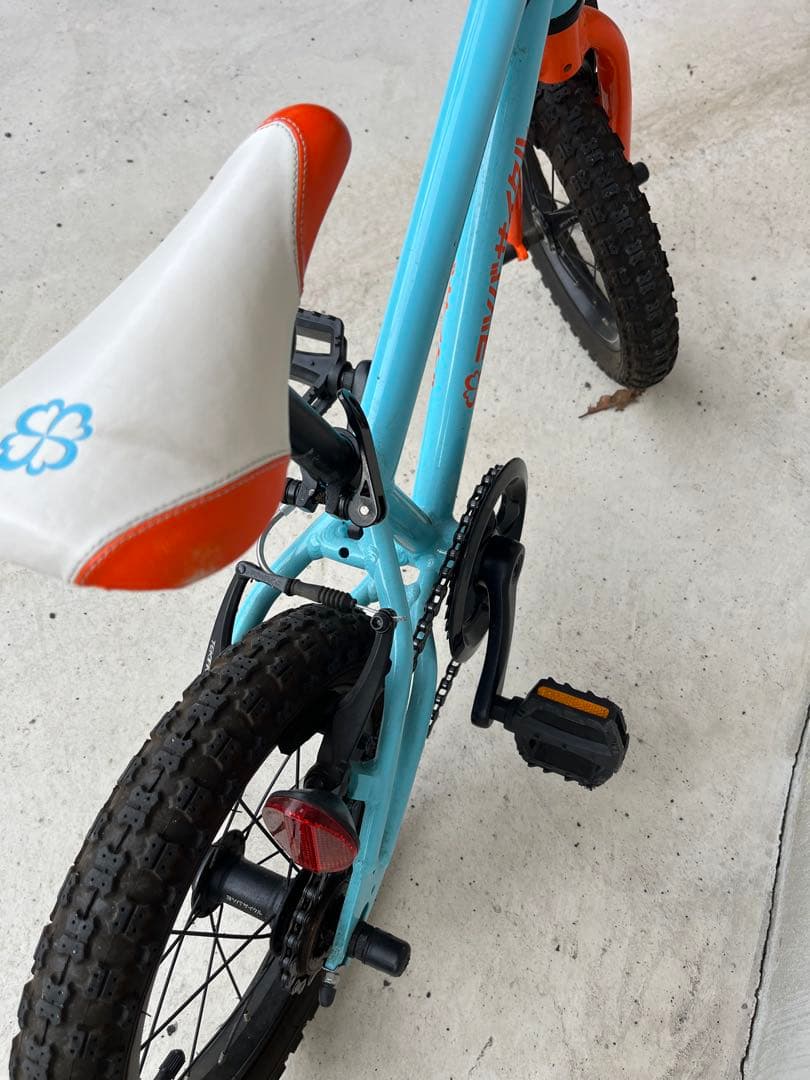 子供用自転車 青とオレンジ　ヨツバサイクル14インチ　補助輪付き