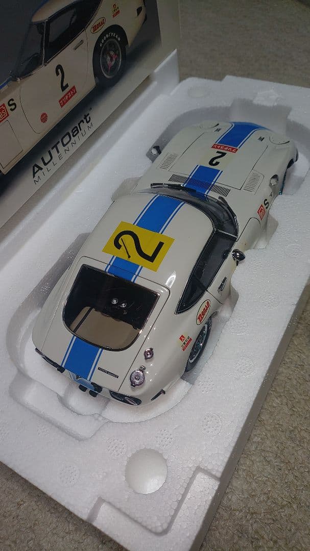 ミニカー AUTOart TOYOTA 2000 GT 1/18