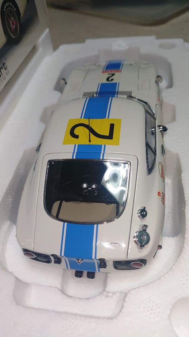 ミニカー AUTOart TOYOTA 2000 GT 1/18