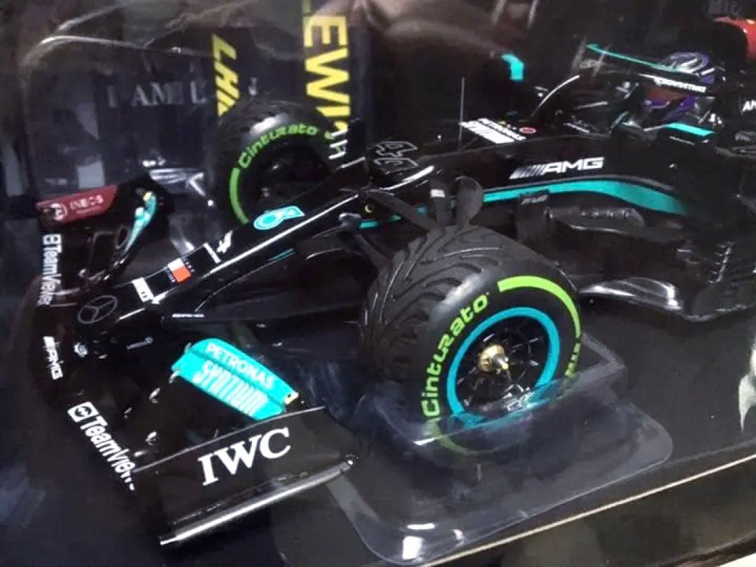 ミニチャンプス 1/18 メルセデスAMG W12ハミルトン w/100勝ボード