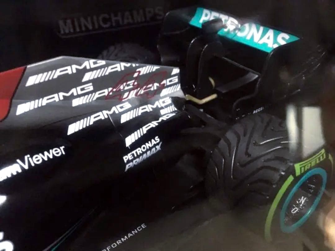 ミニチャンプス 1/18 メルセデスAMG W12ハミルトン w/100勝ボード