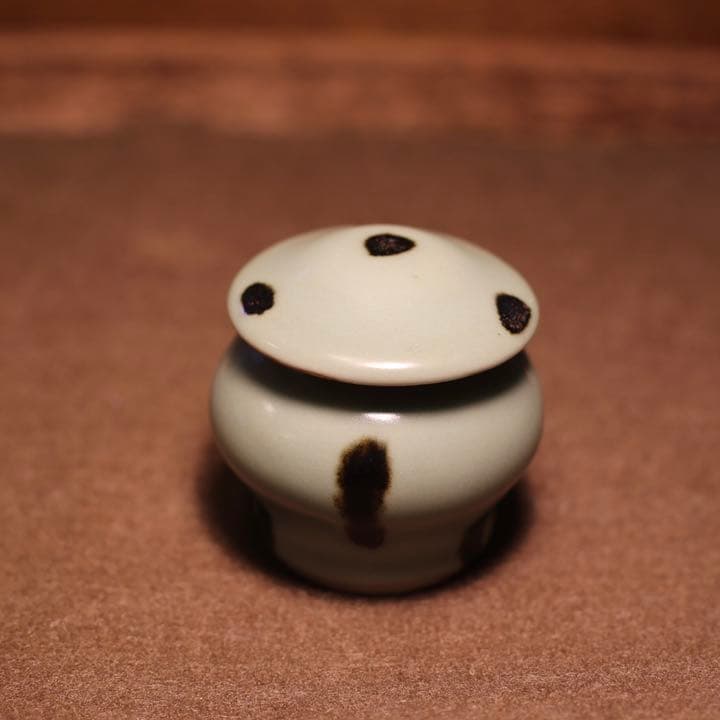 飛青磁 龍泉窯 南宋時代 12世紀【蓋内側にホツ有り】