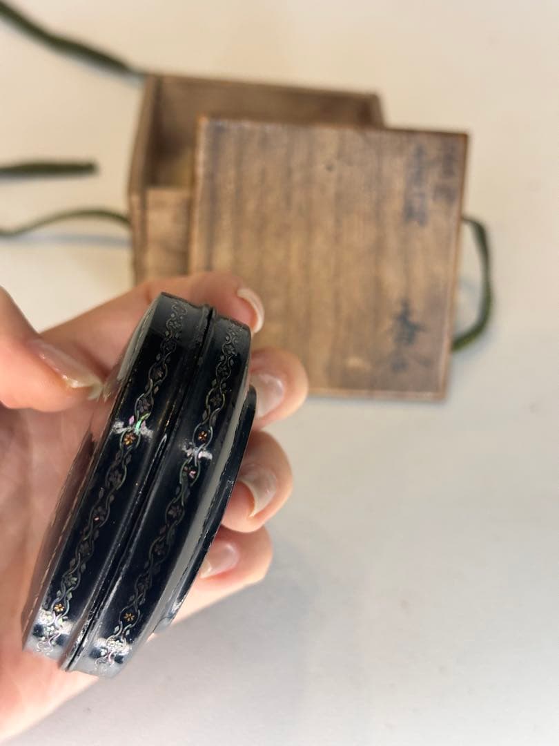 唐物 青貝香合　螺鈿嵌　傷有　漆器 時代物　共箱付