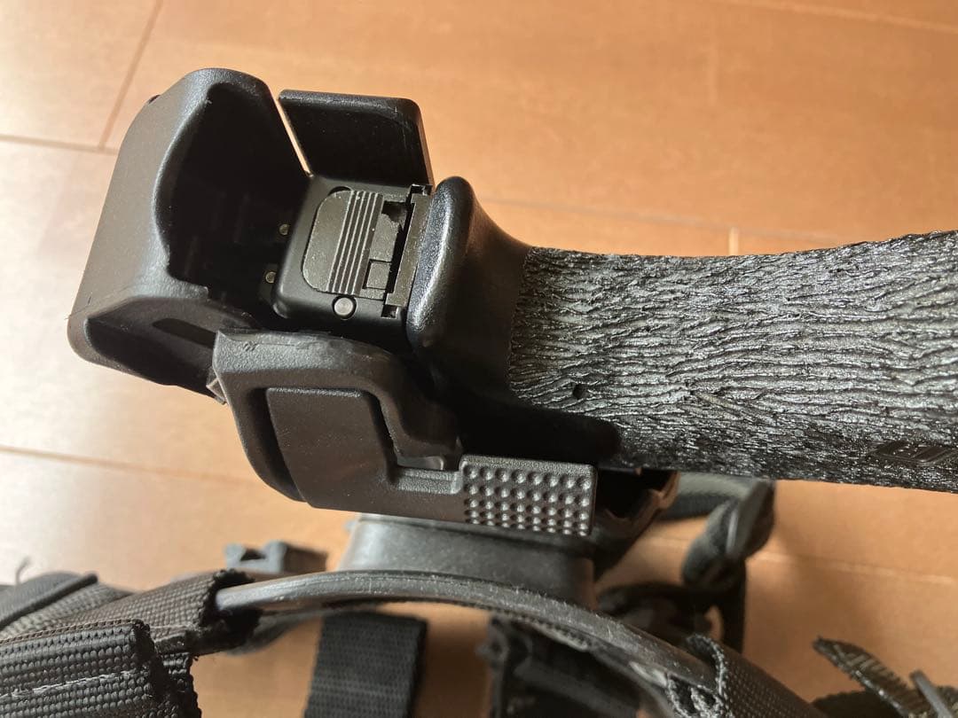 マルイGlock 17+ BLACK HAWKレッグホルスター+ウエポンライト