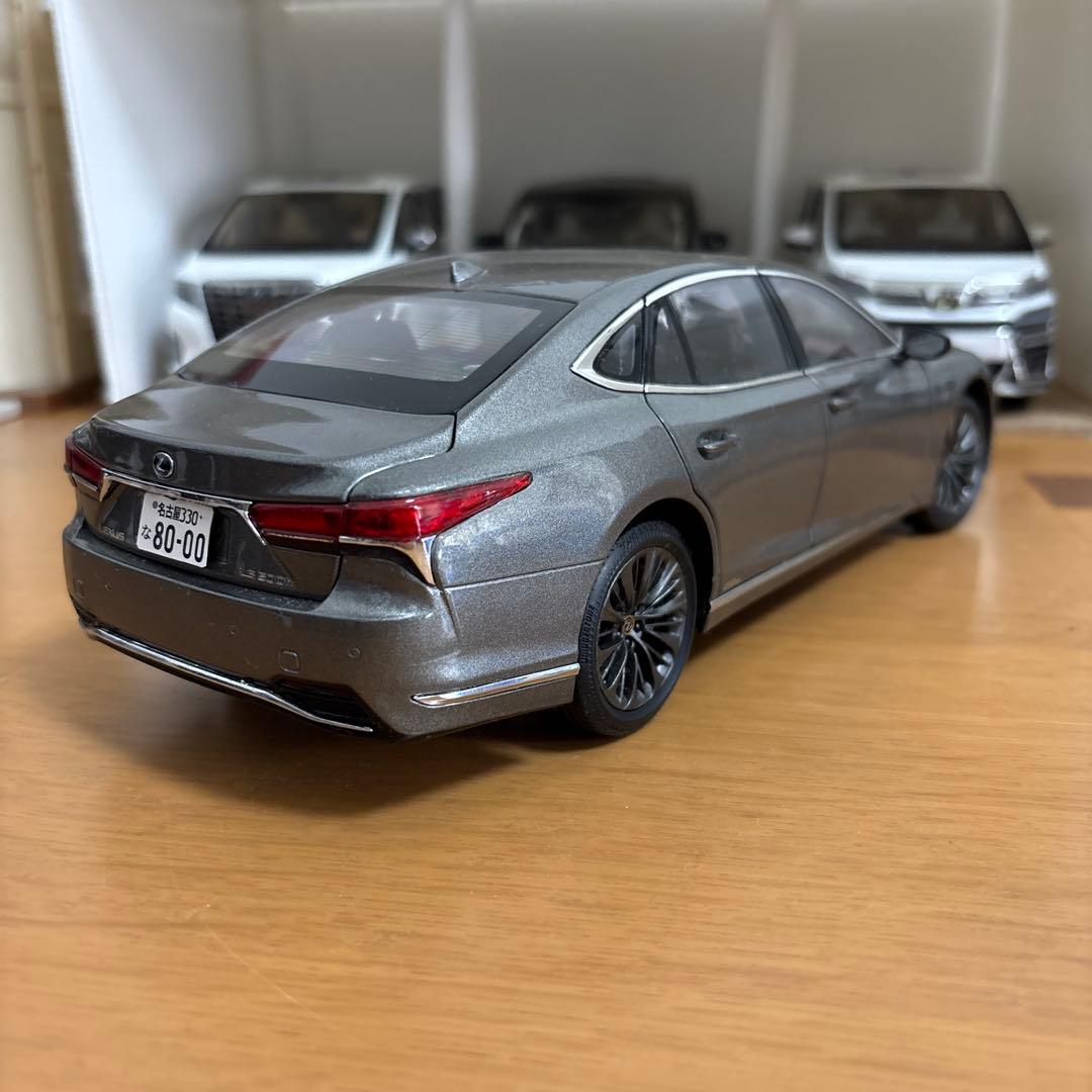 レクサス LS 1/18ミニカー模型