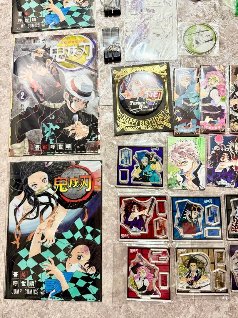 鬼滅の刃　原画展　アクリルフィギュア　マグネットステッカー　コレクション缶バッジ