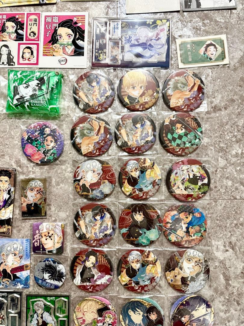 鬼滅の刃　原画展　アクリルフィギュア　マグネットステッカー　コレクション缶バッジ