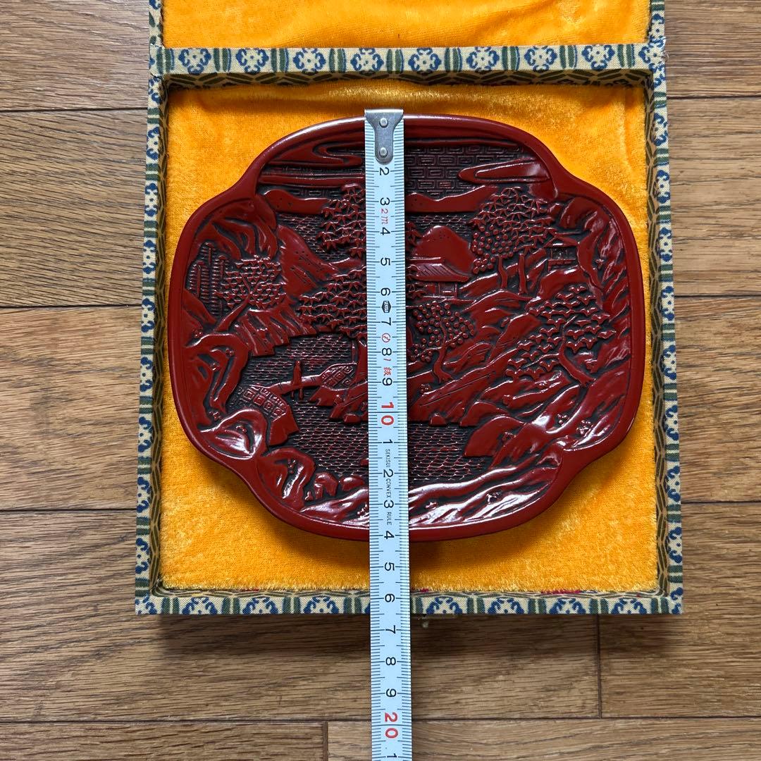 最終値下げ【民国時代手作山水人物図】精密彫刻中国彫漆堆朱御皿高級錦化粧箱付未使用