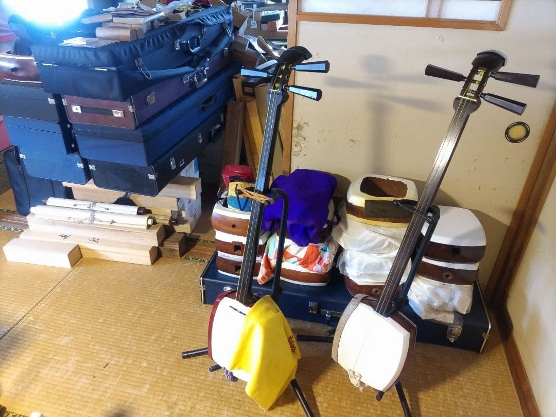 ③【津軽三味線（すだれ彫り胴）】