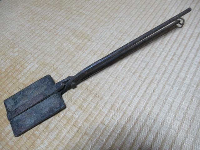 1940年関西◆『八幡 元祖奥村堂』鳥二匹デザイン 瓦せんべい 鉄鋳物 一丁焼き