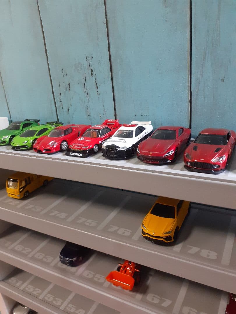 自作トミカ収納棚110台ロングトミカロータリー交差点付