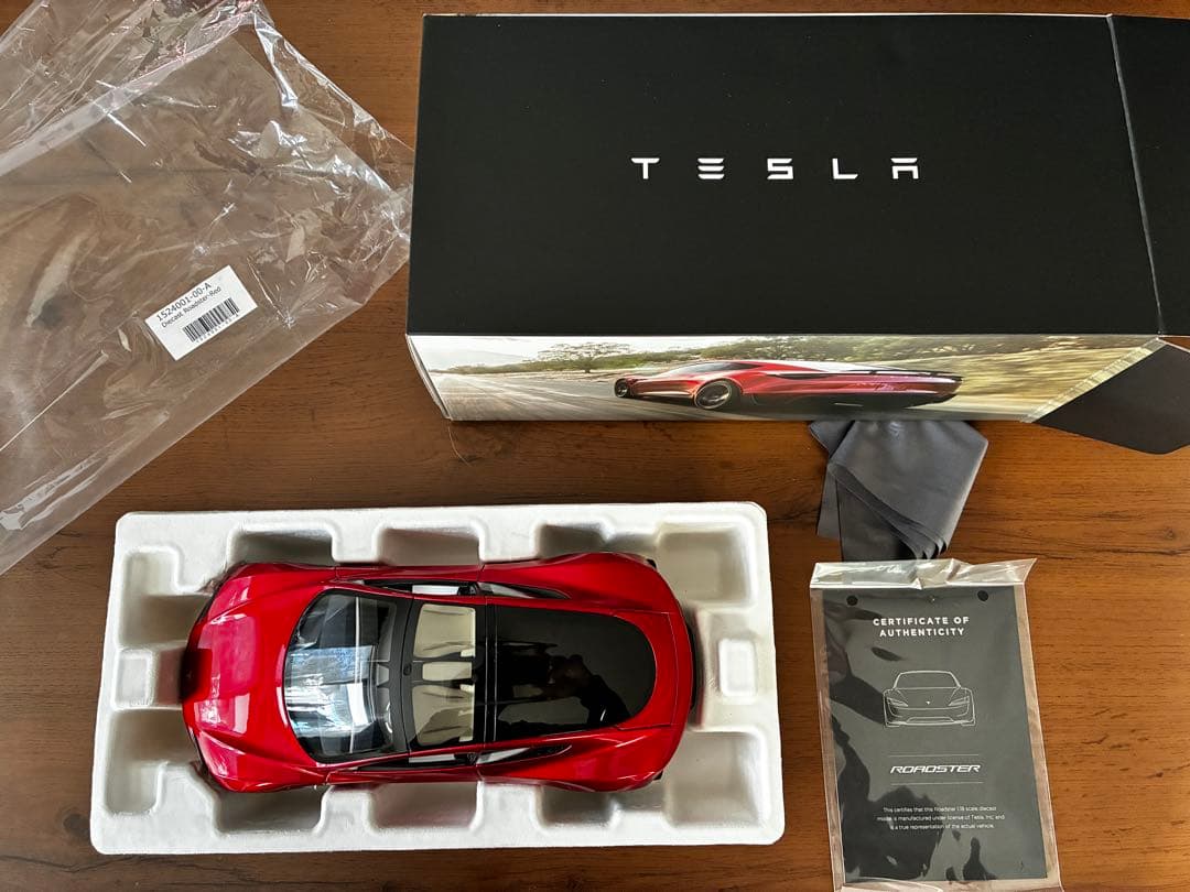 テスラ ミニカー Roadster ロードスター1:18TESLA