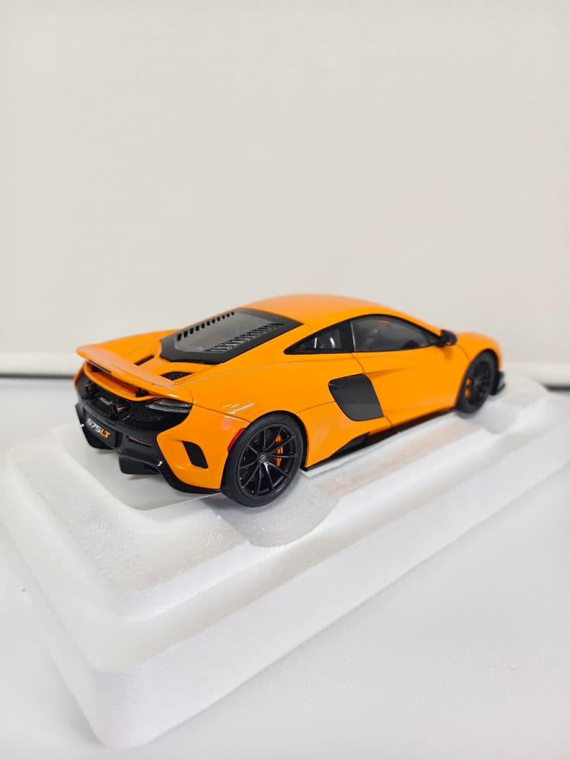 オートアート 1/18 McLaren 675LT