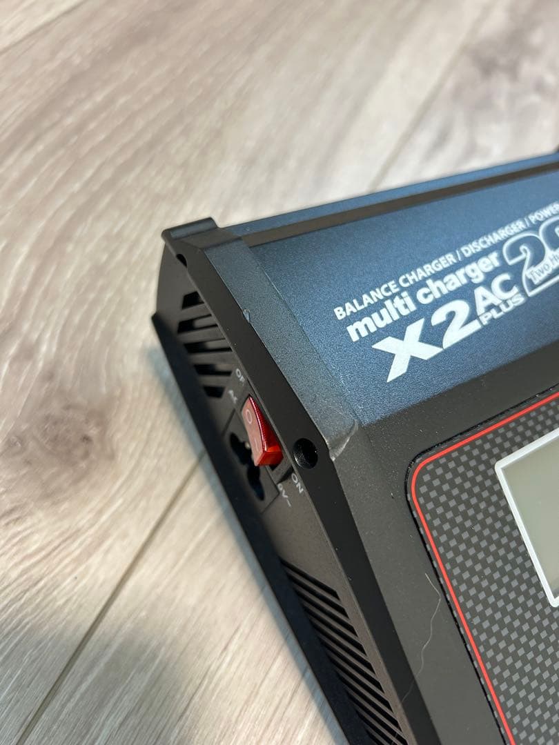 ateです。Hitec X2 AC 260 バランス充電器