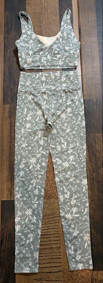 極美　emmi yoga エミヨガ　ヨガウェア　スモークグリーン　M