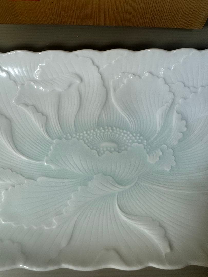 2454 有田焼　其泉作　青白磁牡丹彫　盛皿　未使用