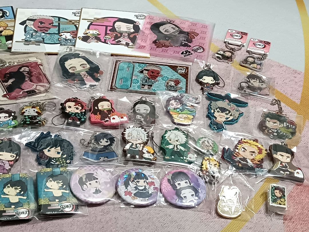 鬼滅の刃　缶バッチ　アクリルスタンド　色紙　アクキー　ラバスト　マグネット