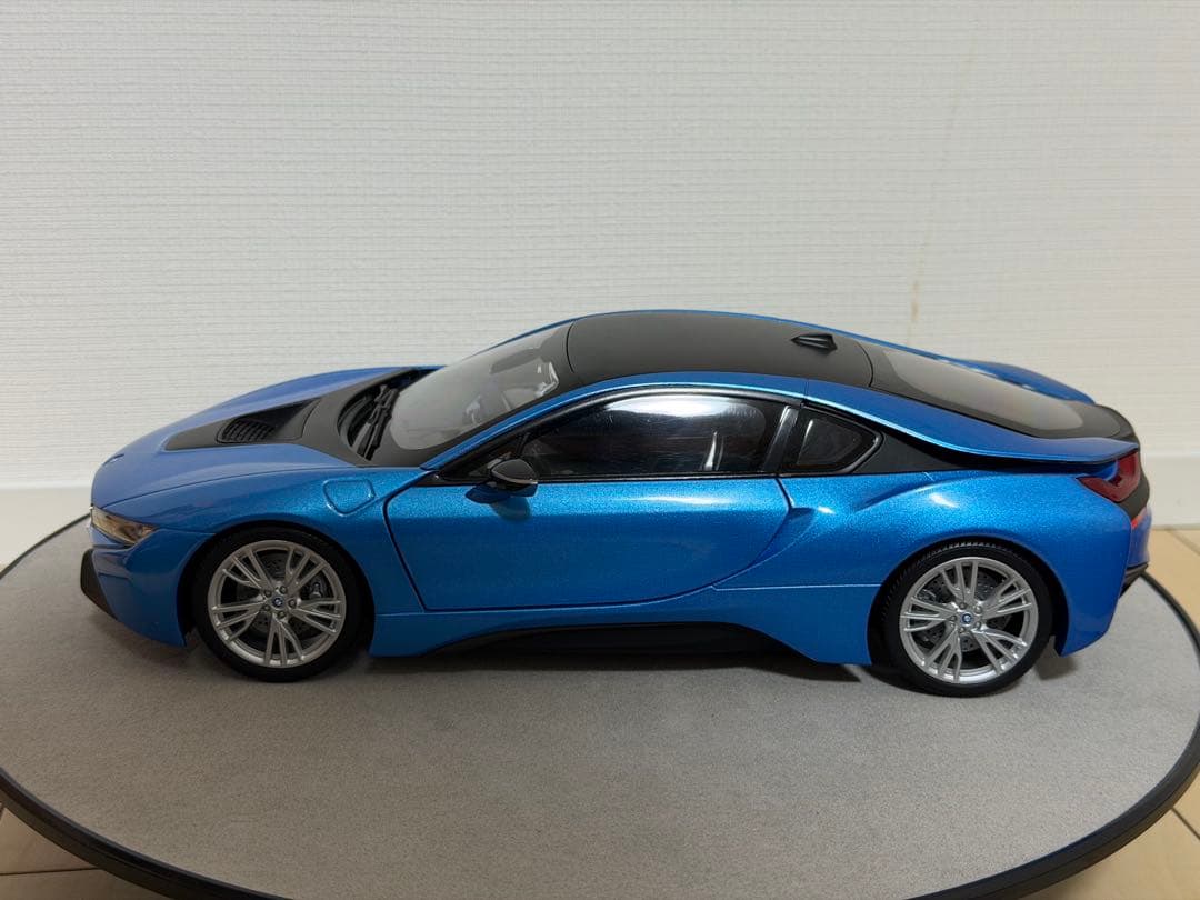 ミニカー Paragon 1/18  i8