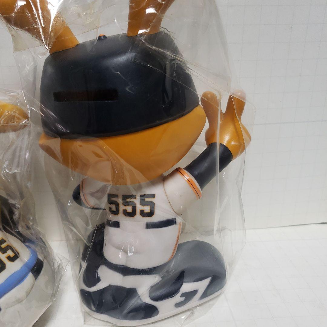 読売ジャイアンツジャビット君ソフビ貯金箱セットです。