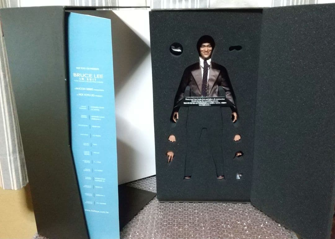 最終値下げ！限定品　HOT TOYS　ブルース・リー 　スーツ　燃えよドラゴン