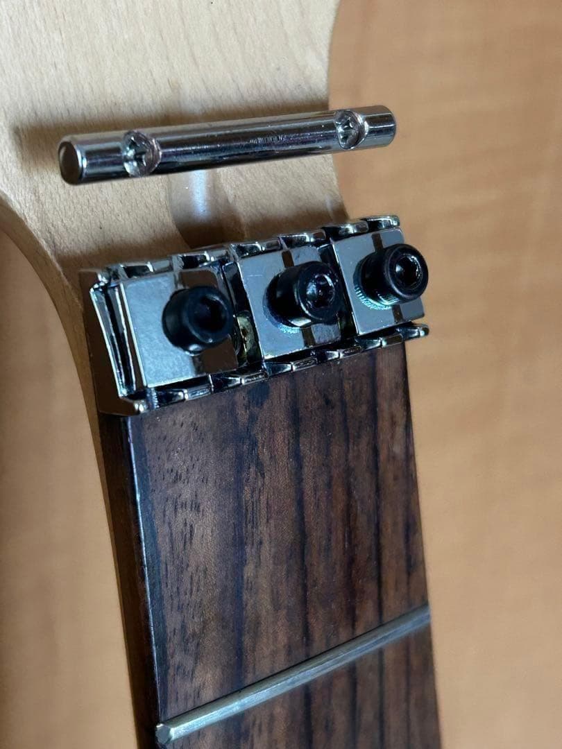 ミュージックマン風　カスタム抜け殻ギター