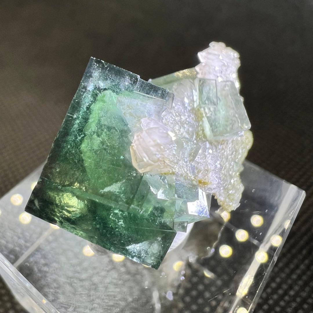 ヤオガンシャン産　クォーツ共生ブルー、グリーンゾーニング　二重結晶？フローライト