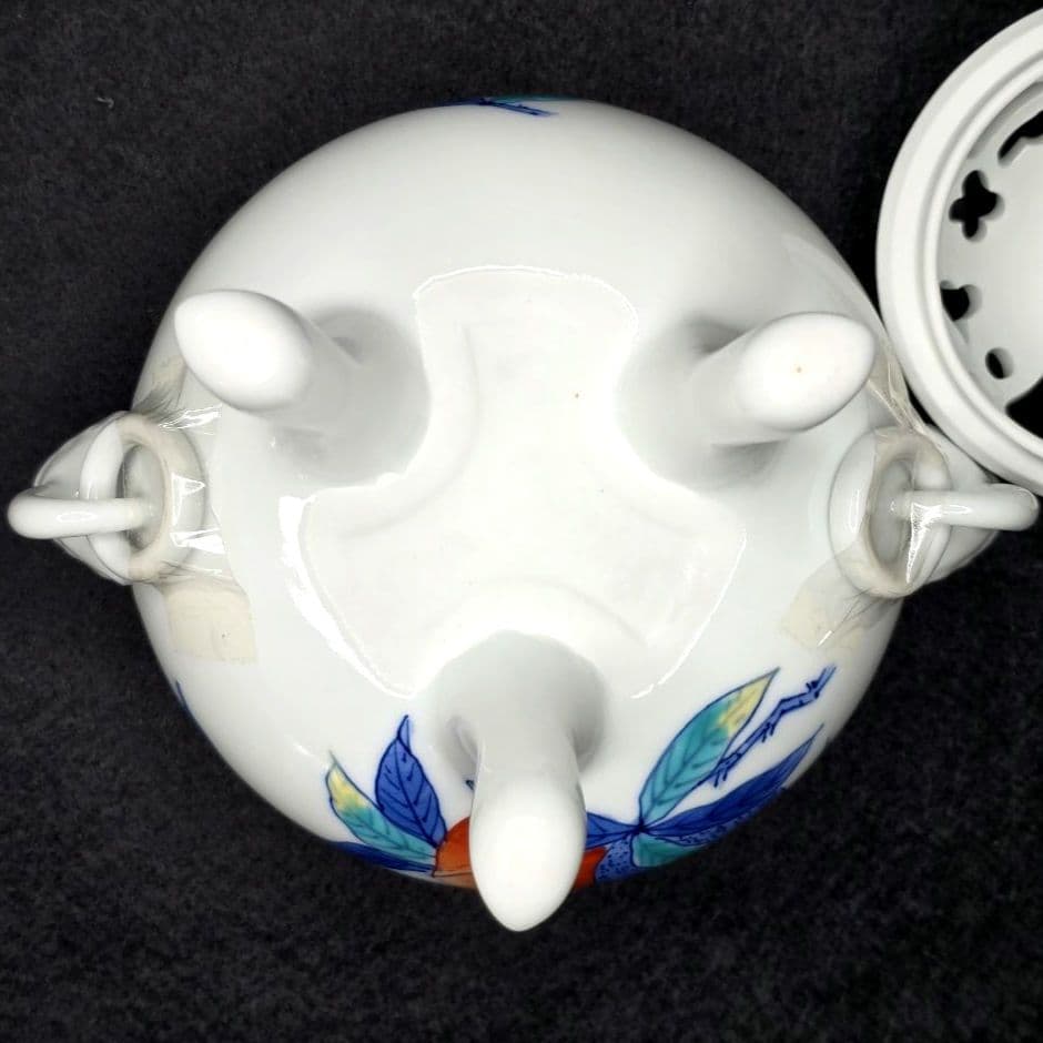 鍋島焼 大秀窯 香炉 色絵 草花文 透かし蓋 遊環双耳 三足 獅子掴み 有田焼