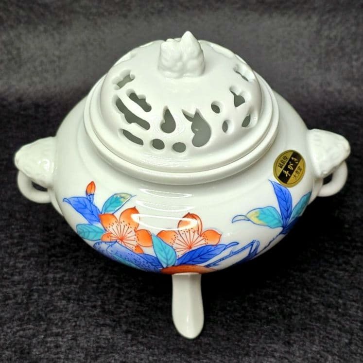 鍋島焼 大秀窯 香炉 色絵 草花文 透かし蓋 遊環双耳 三足 獅子掴み 有田焼