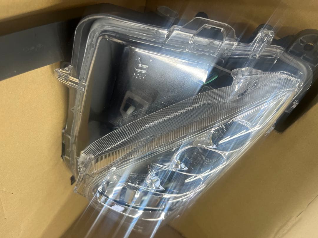 ５０　プリウス　右側　新品　フォグランプ　右側