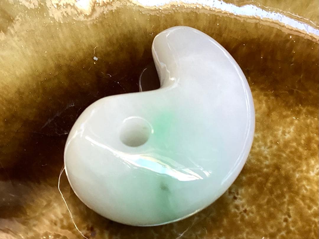 ✳ premium一流の勾玉‼️格上の糸魚川翡翠‼️味身色合い抜群　淡いラベンダー