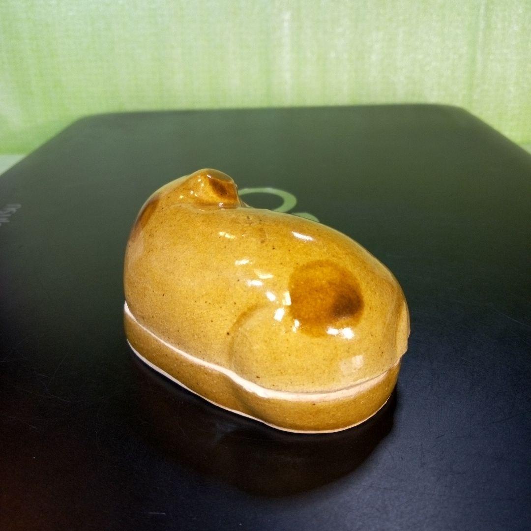 優しい表情で寝ている犬の香合　陶器製？　茶色　德？　徳？　干支香合　犬香合　レア