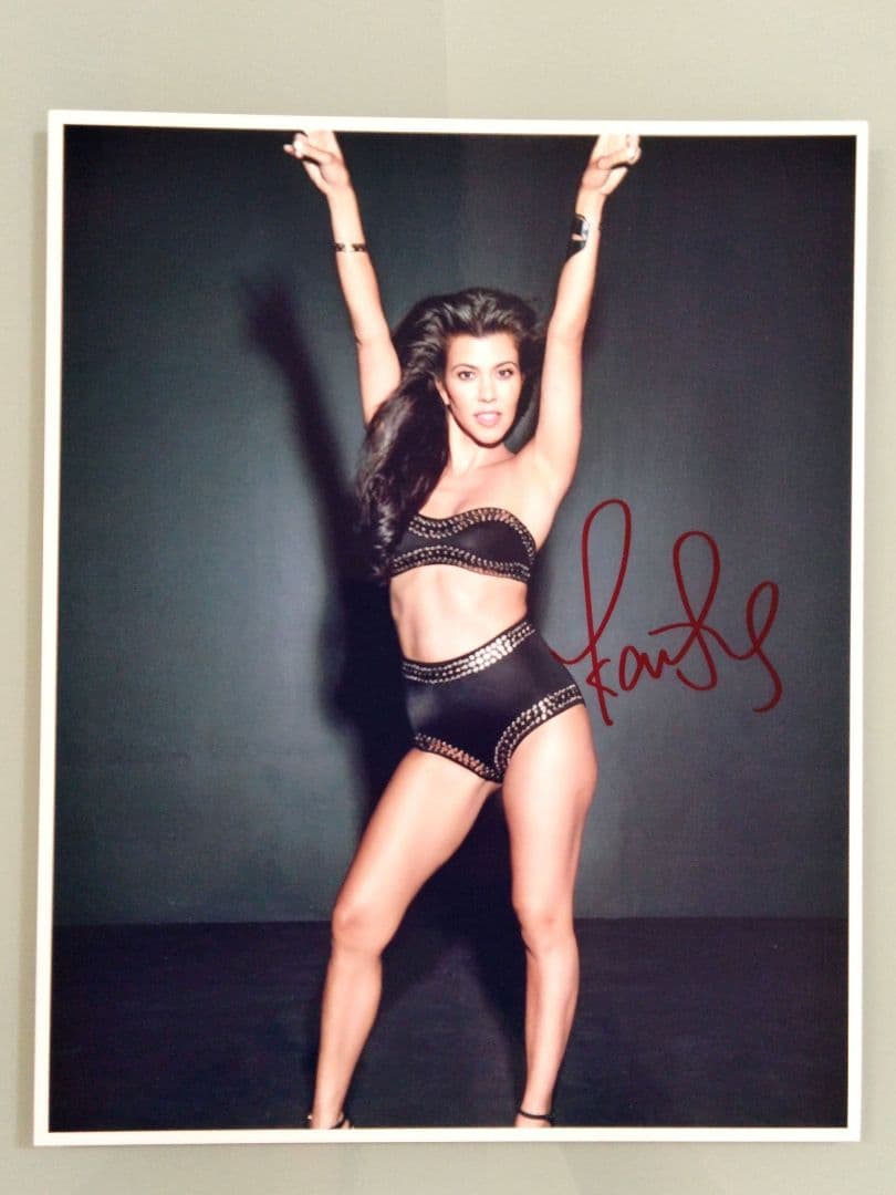 コートニー・カーダシアン直筆サイン入り超大型写真